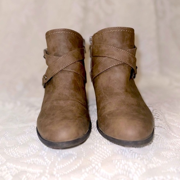 INDIGO RD. Western style faux leather brown boots heel strap buckle - Picture 8 of 8